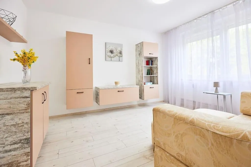 Zoe Apartman, Koezponthoz Koezel Debrecen 0*,  Hungary