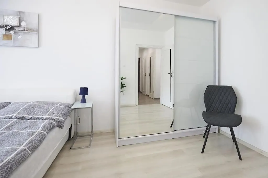 Zoe Apartman, Koezponthoz Koezel Debrecen