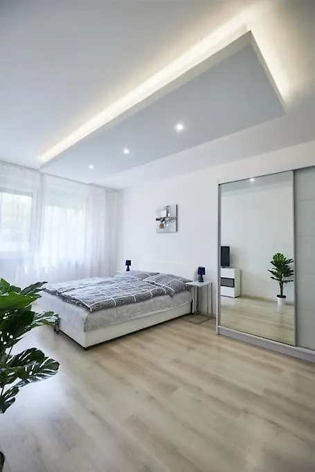 Zoe Apartman, Koezponthoz Koezel Debrecen Hungary