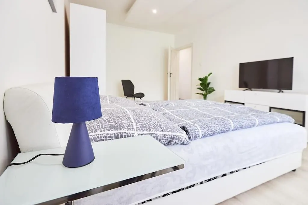 Apartment Zoe Apartman, Koezponthoz Koezel Debrecen Hungary